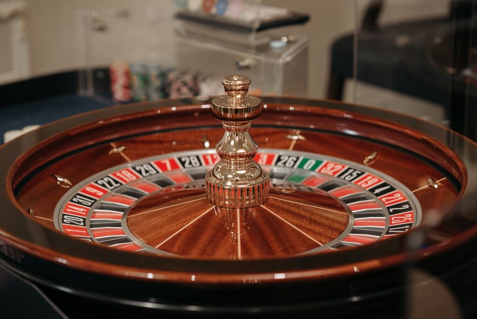 50 Freispiele ohne Einzahlung sofort erhältlich: Aktuelle Angebote 2026: Roulette-Kessel und Jetons auf einem Casinotisch — Symbolbild zum Bonusvergleich ohne Einzahlung